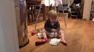 Sophie Probeert Haar Eigen Luier Te Verwisselen