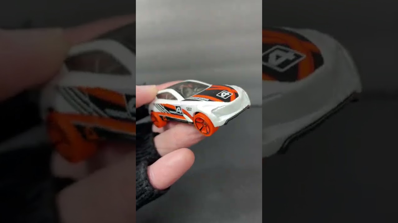 👀 Hot Wheels Grand Cross   