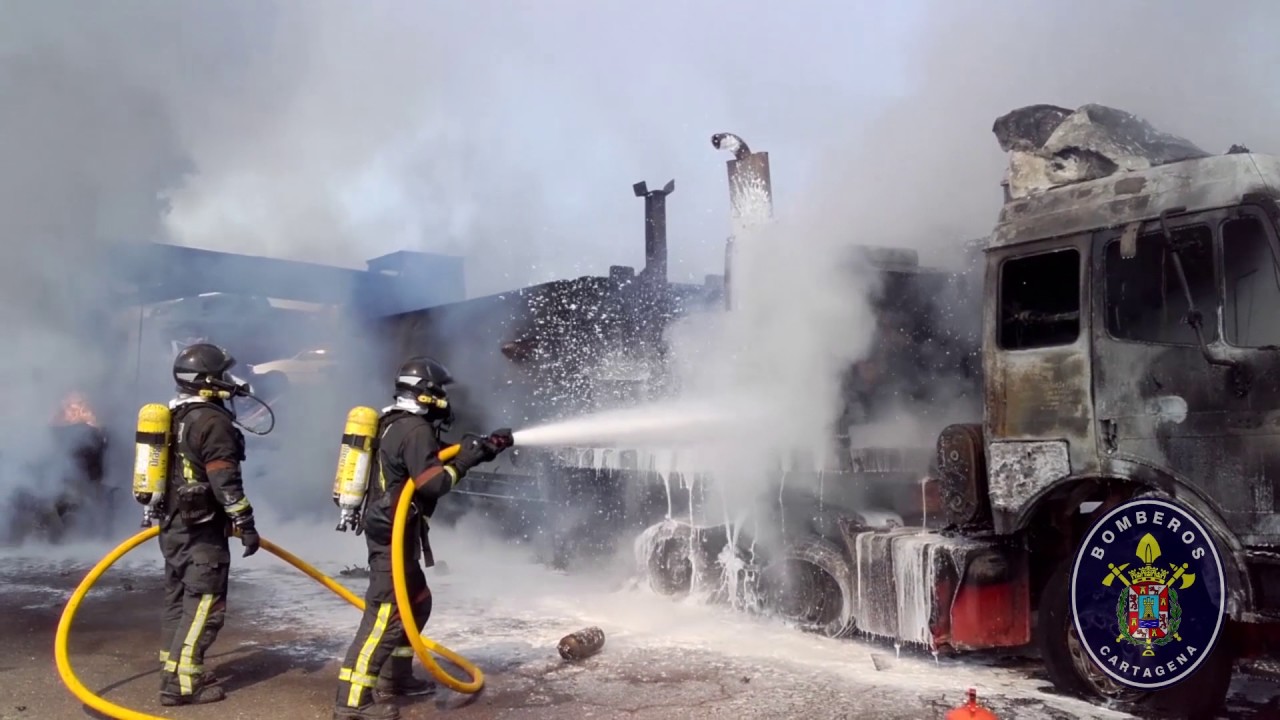 Incendio en un desguace de la carretera de Cuesta Blanca bomberos aguadilla
