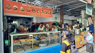 QUEUING TO EAT PECEL LIKE WE'RE GOING TO DEMOT!!