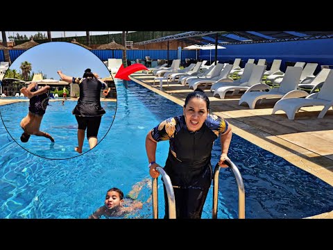 فجأني راجلي داني لابسين 😱 أول عومة هاد عام 🤦‍♂️ كنا فرحانين فأخير وقعات كارثة 