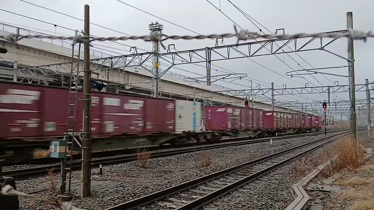 JR九州 黒崎駅に､着発する旅客列車､通過していく､貨物列車