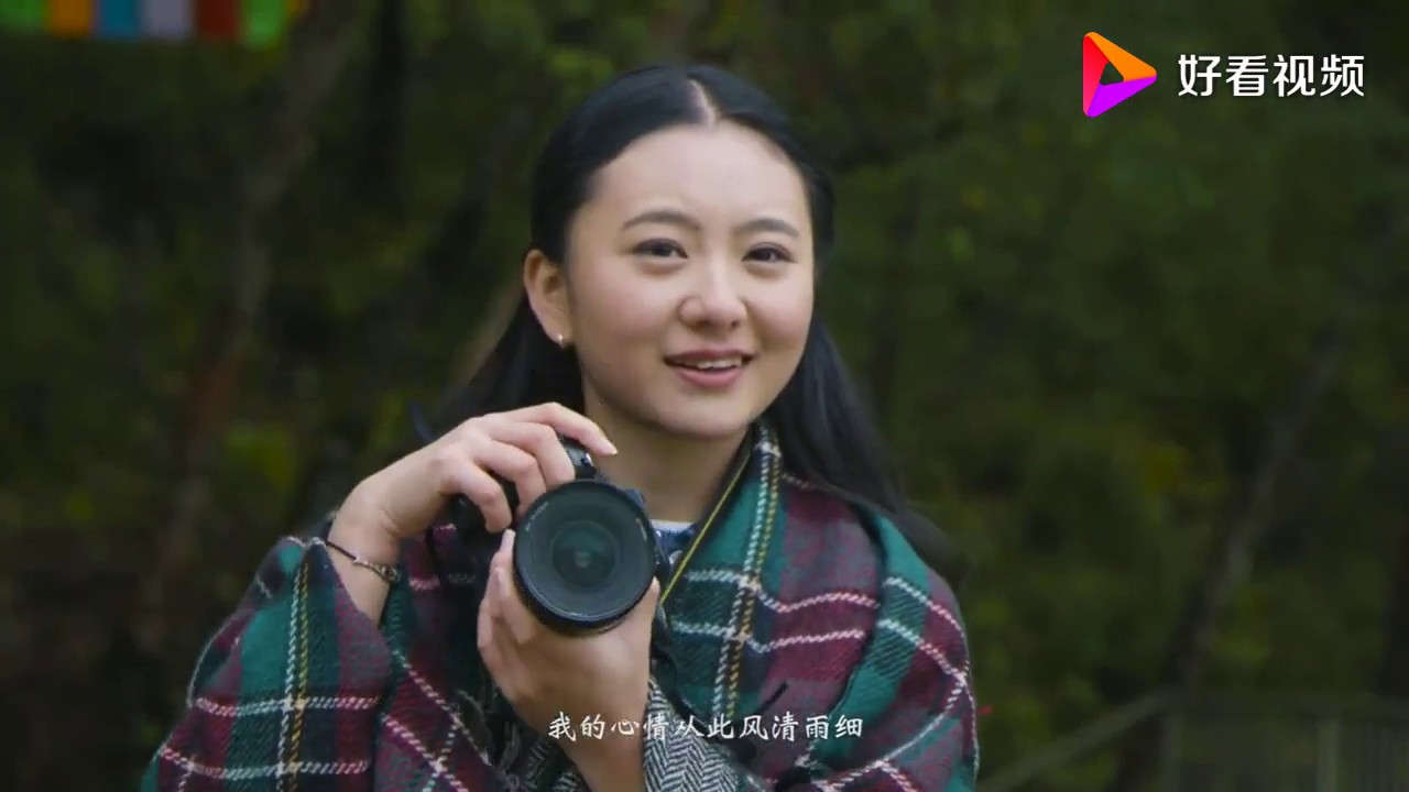 阿斯满《爱上九寨》歌声干净甜美，如高原融化的冰泉，向人们传递着九寨沟的美丽和向往！