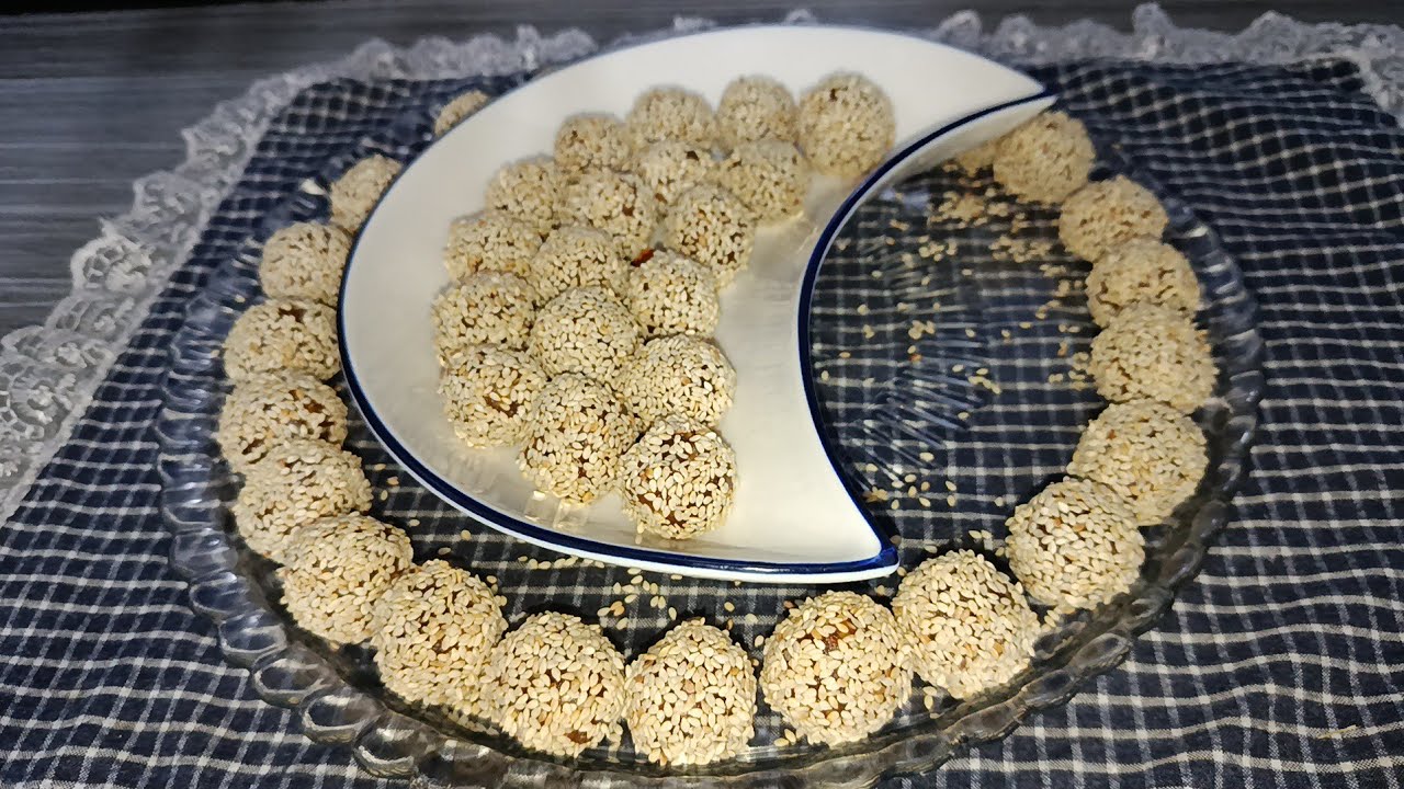 تجهيزات رمضان 🌙 كرات التمر بالسمسم والجوز من افخر انواع الحلويات في رمضان #تمرية_رمضان