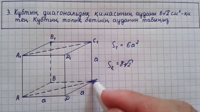 Жігіттің қызды жұлқылағаны туралы видеоны қараңыз