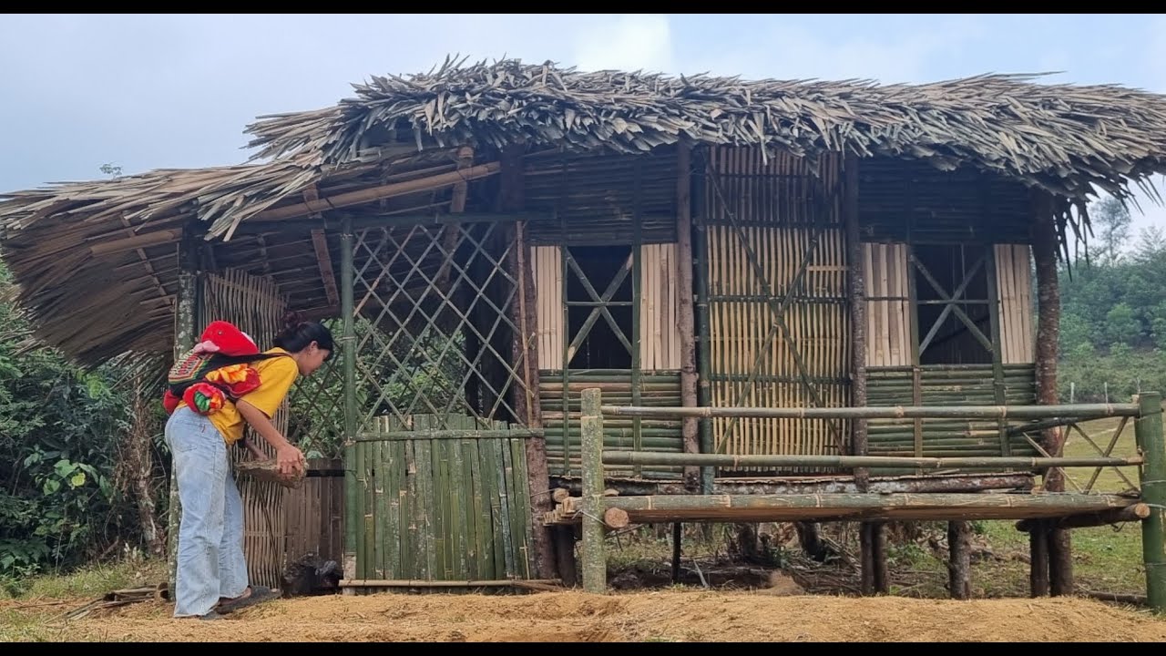 Single mother builds a bamboo house alone - Completing the house frame ...
