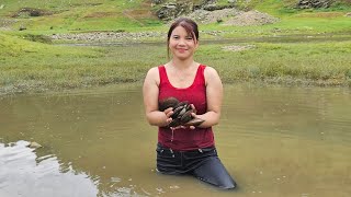 The life of a girl on the lake. Catching fish, catching clams, catching crabs to sell.