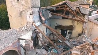 Quake collapses centuries-old buildings in Italy screenshot 2