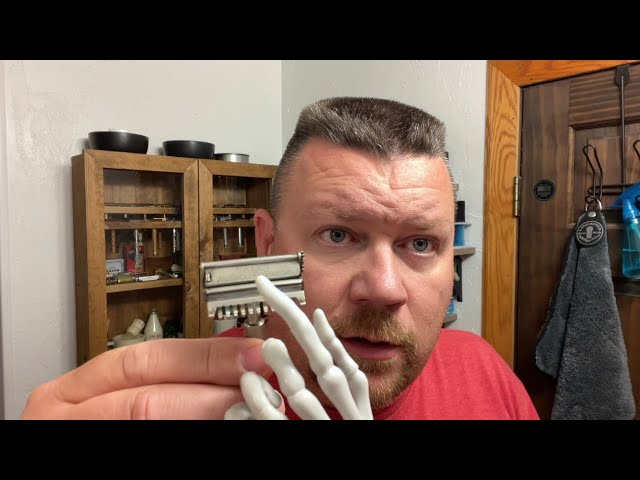 Safety razor VALET AutoStrop loading the current blade FEATHER FHS