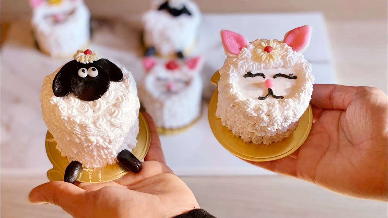 ميني كيك الفانيليا والتزين بالكريمة الشانتيه وعجينة الكريمة ( بديل عجينة السكر)