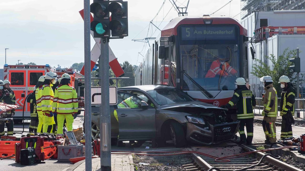 20.09.2021 - SUV kollidiert mit Straßenbahn - Fahrerin eingeklemmt