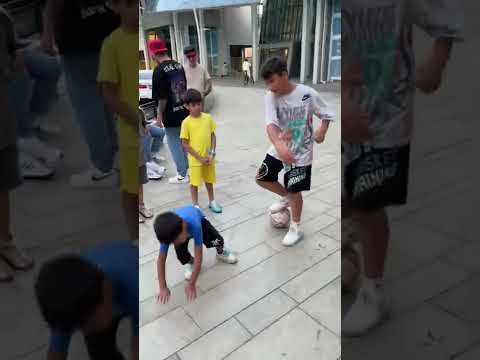 Video: Adam Köpeğini Mutlu Kalması İçin Bir Gezginci İçinde Kötü Bir Yürekle Yürüyor