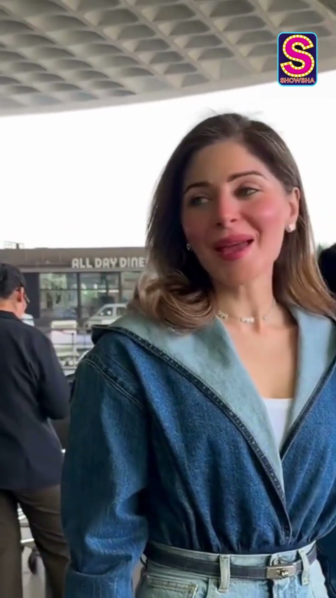 Kanika Kapoor Turns Head In Chic Denim Look, Gets Papped At Airport | Bollwood Arena | N18S