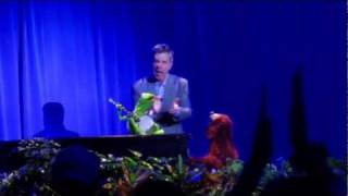 Muppets Kermit the Frog and Rowlf the Dog sing Rainbow Connection at the D23 Expo 2011