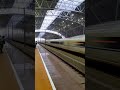 Trem bala passando a milhão na estação.