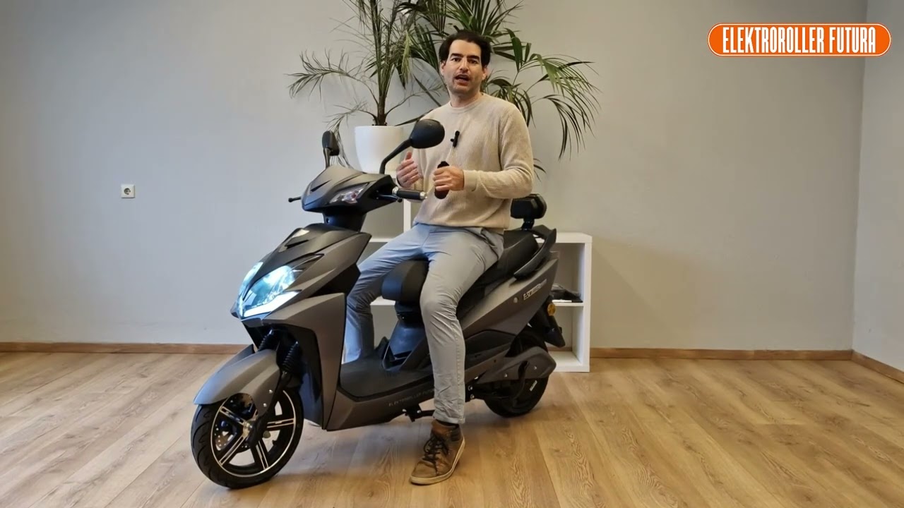 E-Roller laden an einer Autoladestation, Elektroroller Falcon mit Blei-Gel-Akku, 45 km/h, E-Scooter