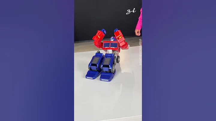 A voice activated Optimus Prime that can transform, do pushups, and do martial arts 🤯🔥 - DayDayNews