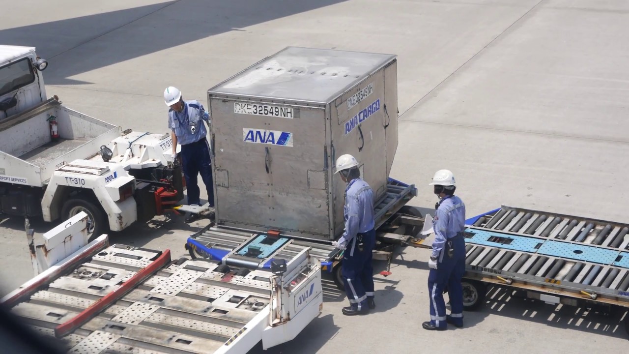 羽田空港 ANA B777-300 機内から見るコンテナ積込作業 - YouTube