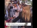 Virginie Efira prend un moment pour saluer ses admirateurs avant la cérémonie du festival de Cannes!