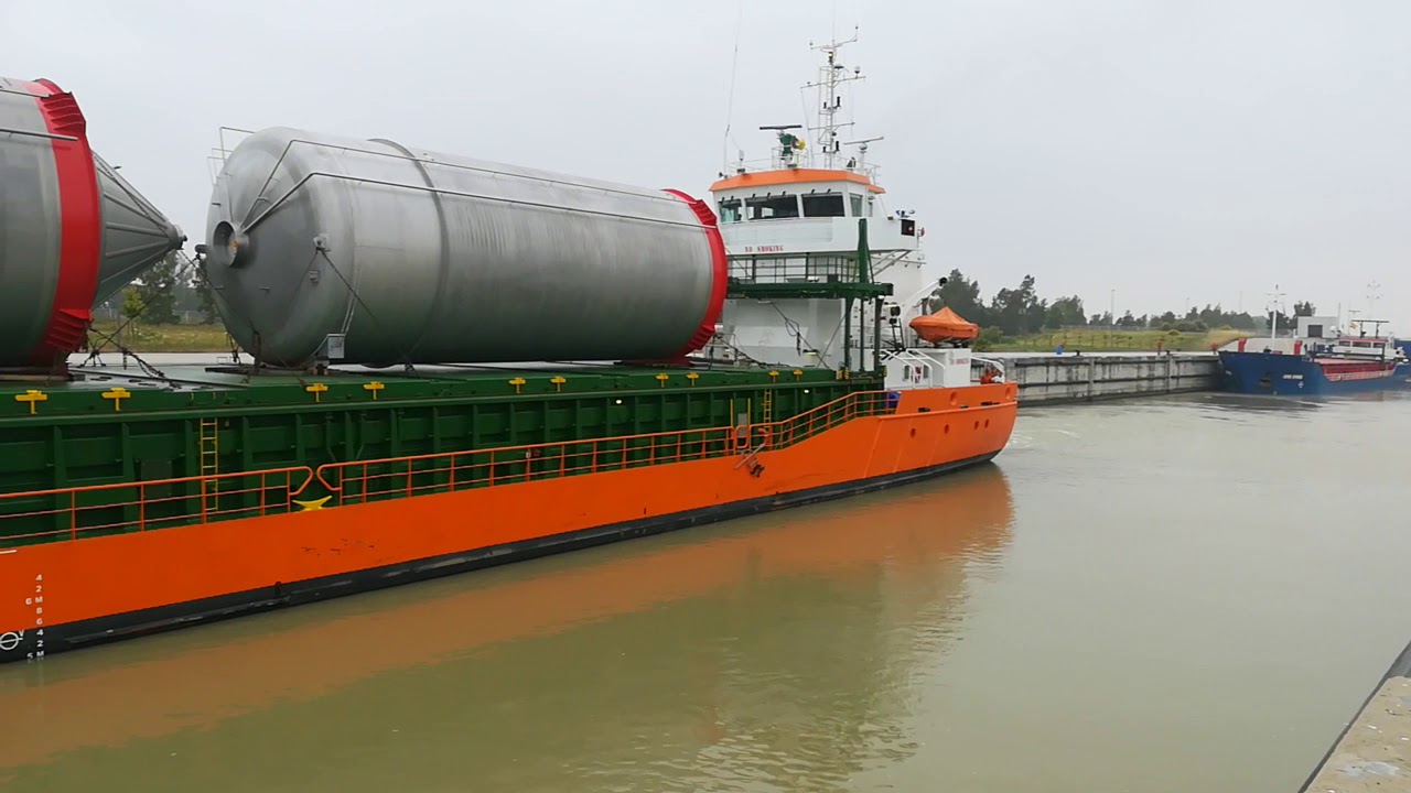 Desembarcan en el Puerto con destino a Heineken tres grandes tanques de fermentación de cerveza roseola