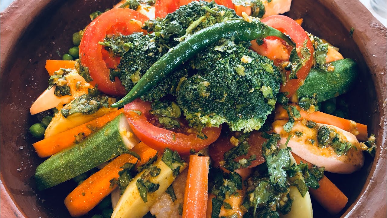 Moroccan chicken and veg tagine/ healthy and colourful (طاجين الدجاج و الخضر)