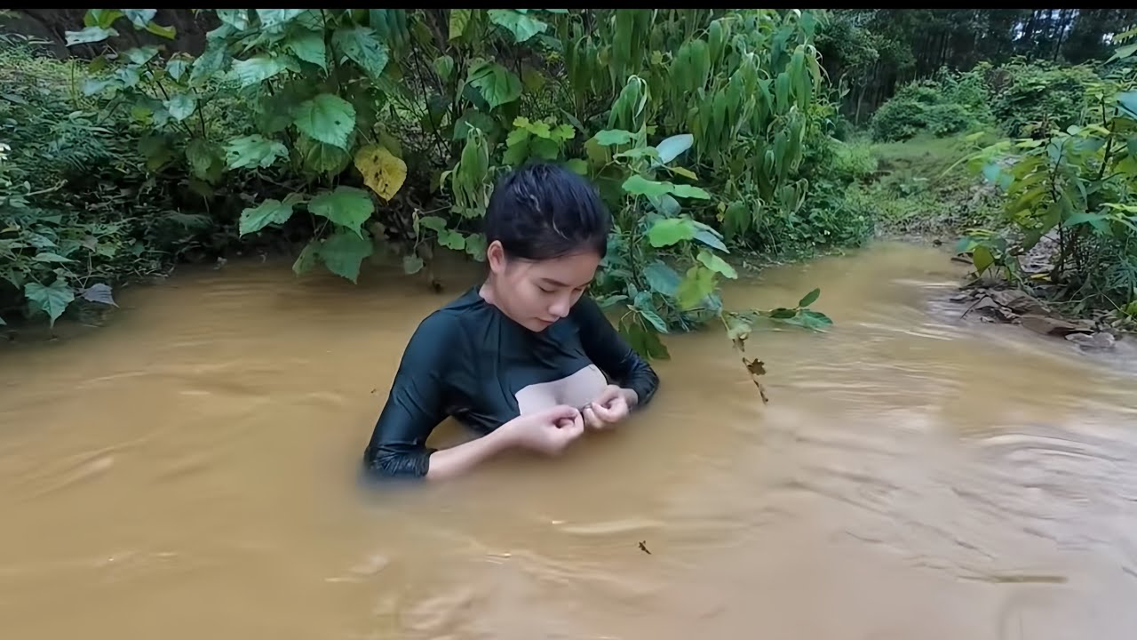 24 Hours Alone in the Deep Forest – Can She Make It? - YouTube