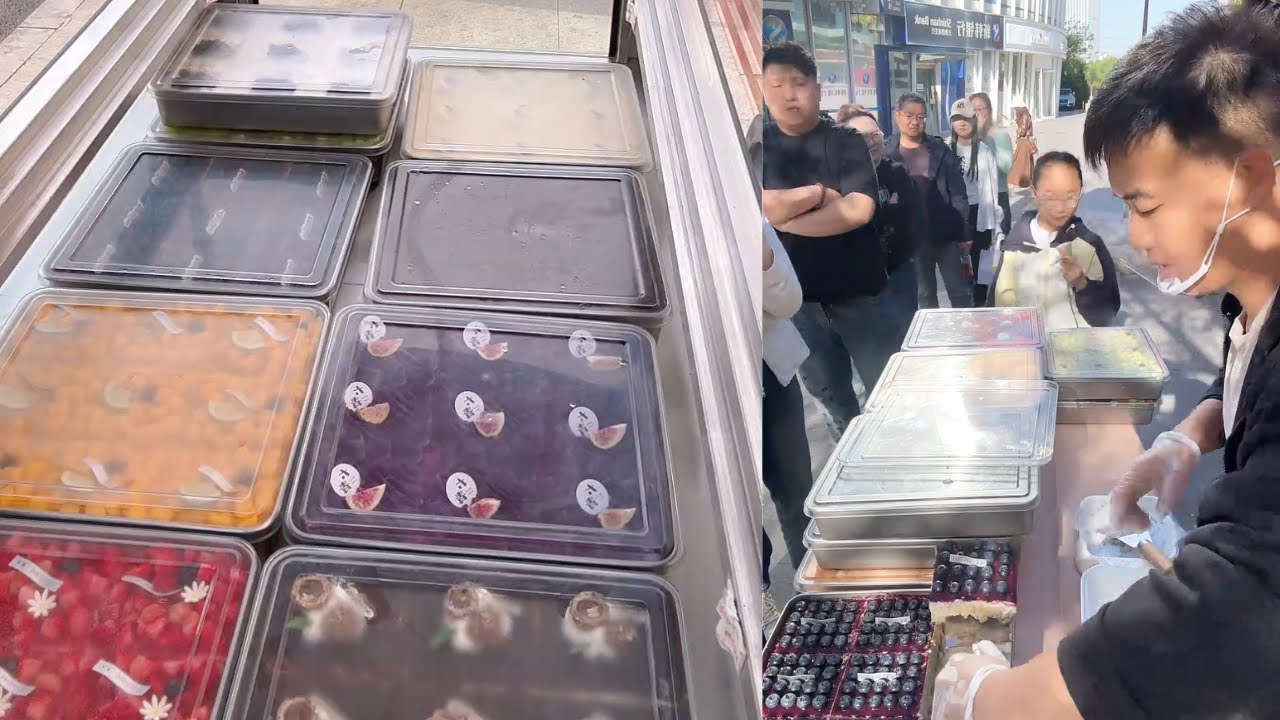 Setting up a stall to sell tiramisu 🍰 It was so lively with a constant flow of people! 🎉