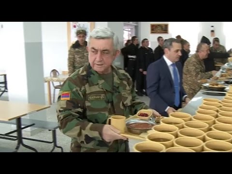 Սերժ Սարգսյանը ճաշում է զինվորների հետ