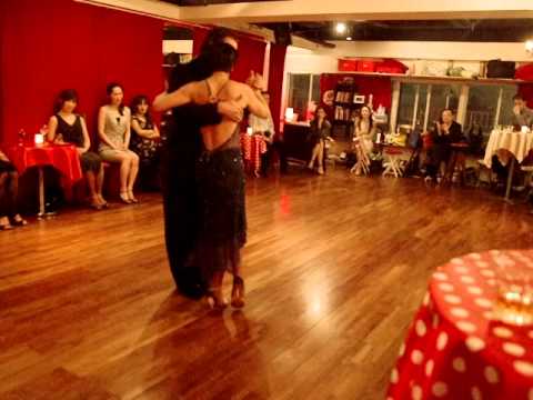 アルゼンチンタンゴ サロンタンゴデモ Hugo Mastrolorezzo & Chizuko Kuwamoto Music:La Tupungatina