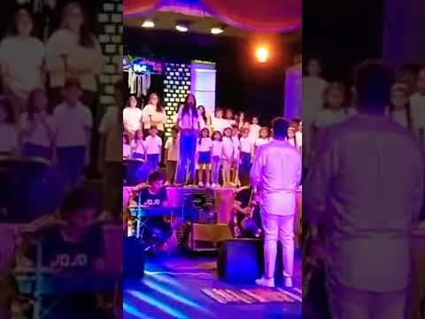 بنت صغيره تبدع في اغنيه بلاد طيبه