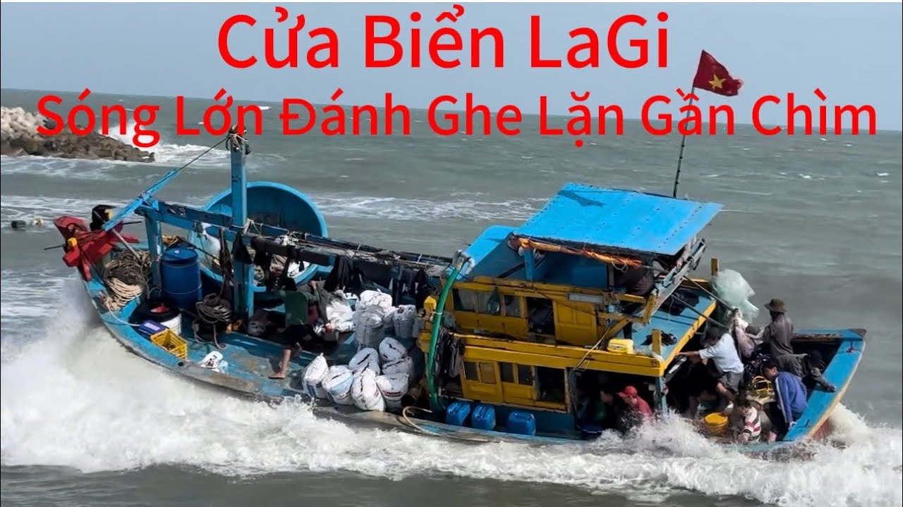 Những Ngày Biển Động Sóng Lớn Ghe Lặn Vô Cửa Biển Lagi Vô Ngan Lượng-Sóng Lớn Đánh Ghe Lặn Gần Chìm 