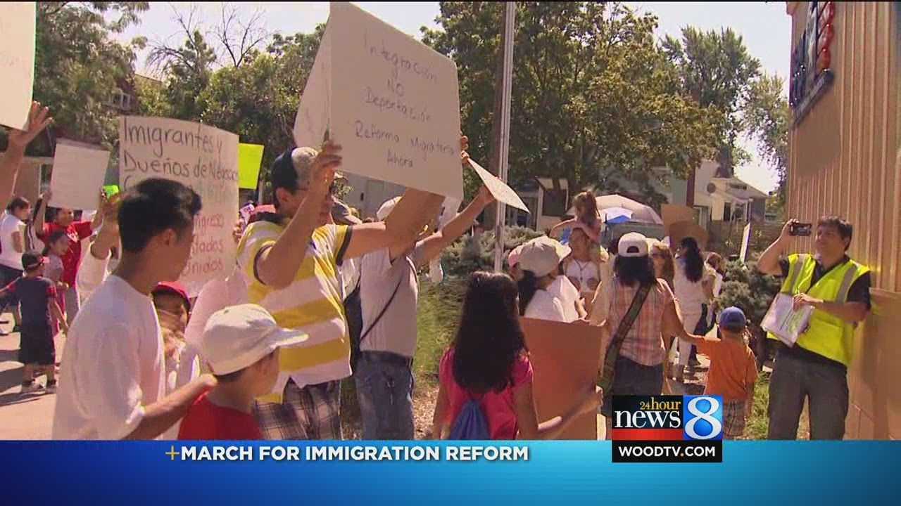 Dozens march,call for immigration reform