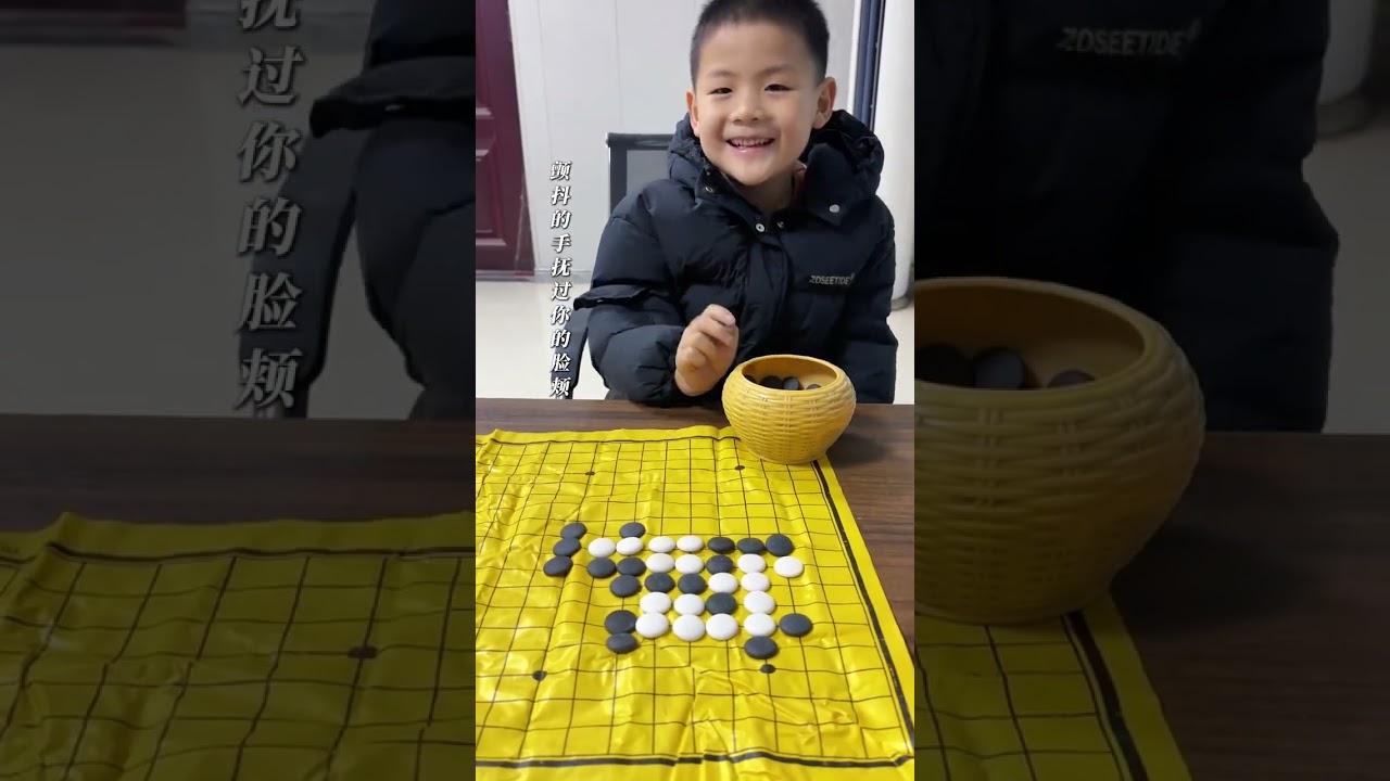 小牧和爸爸下“五子棋”，发生尴尬事