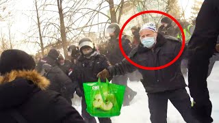 Омоновец толкает старика с зеленым пакетом! Екатеринбург митинг у театра драмы. Навальный.
