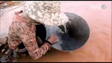 VTC14_Kon Tum: Nhiều người dân đào đãi vàng dưới đập thủy điện Plei Krông