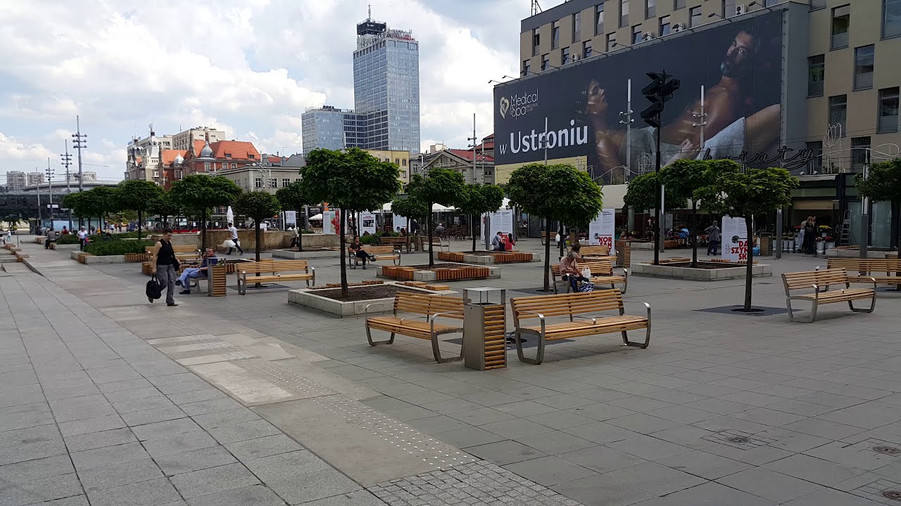 Zdjęcie 4: Chwila grozy na Rynku w Katowicach – kobieta atakuje nożem