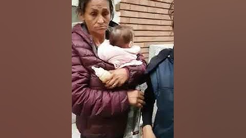 Пияни жени разнасят голо бебе из София