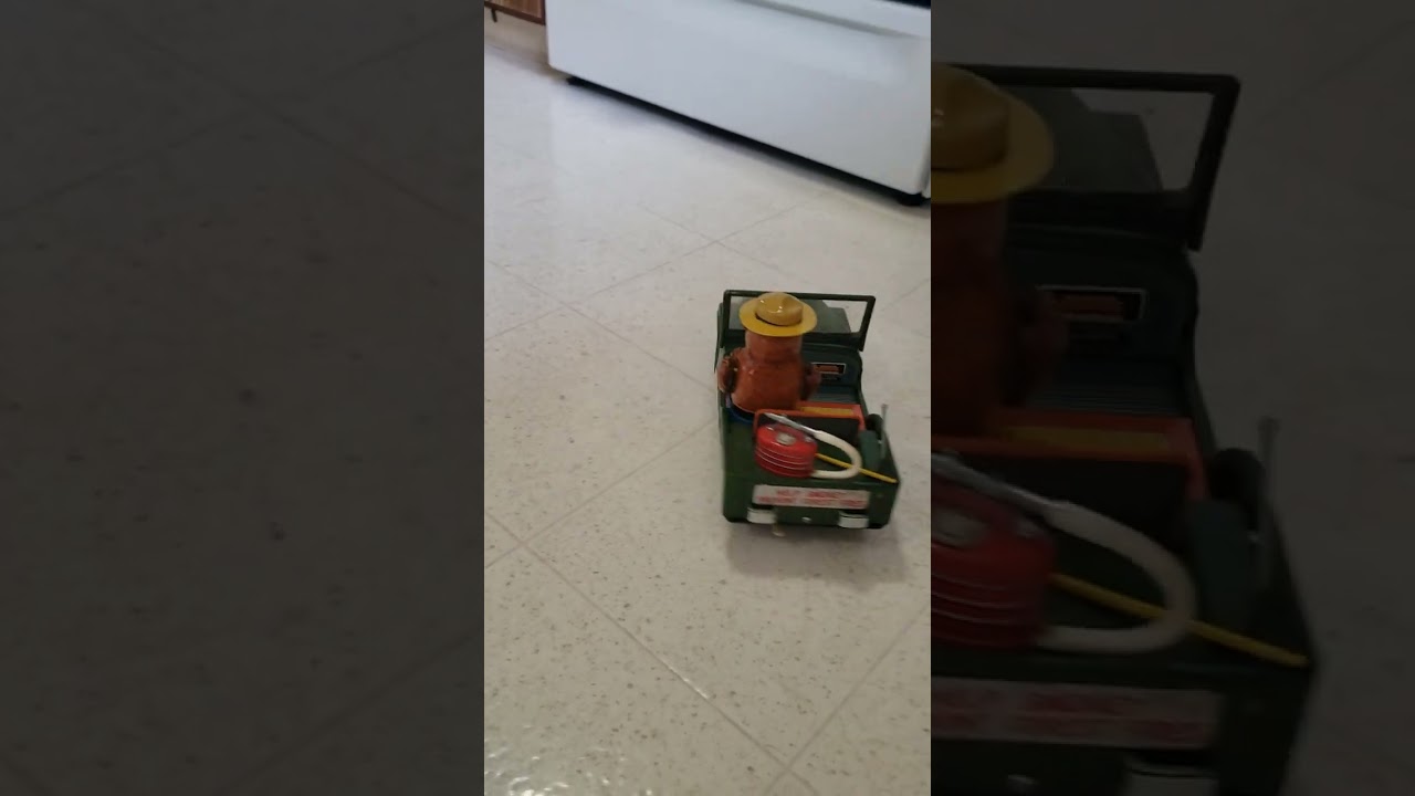 SMOKEY BEAR Bump and Go Action Jeep