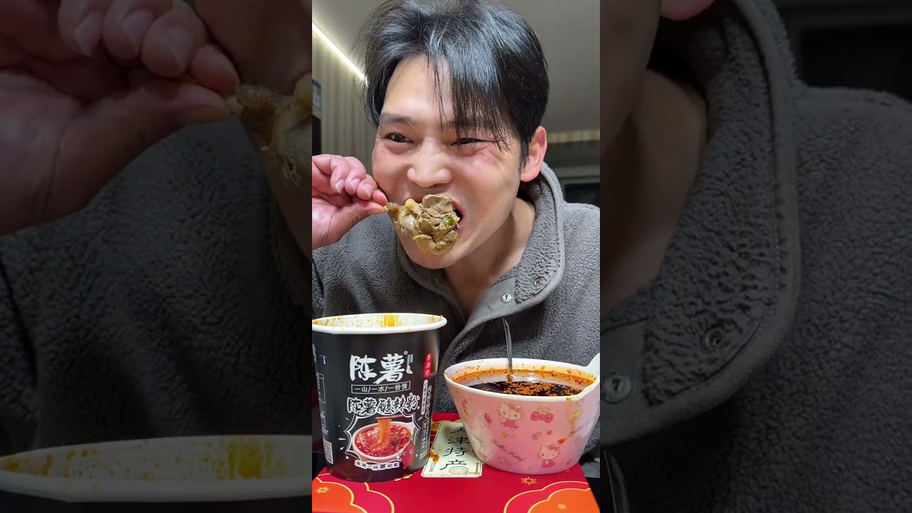 I was hungry in the middle of the night and cooked a bucket of spicy and sour noodles to e