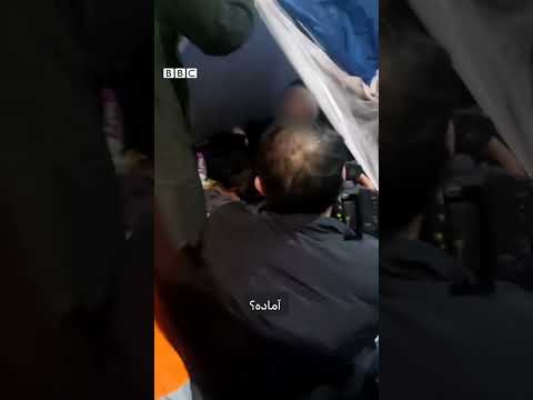 یک زن سالمند زلزله زده در خوی