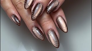 Manicura con gel de estructura dura unas almendradas naturales Aplicacion con pincel