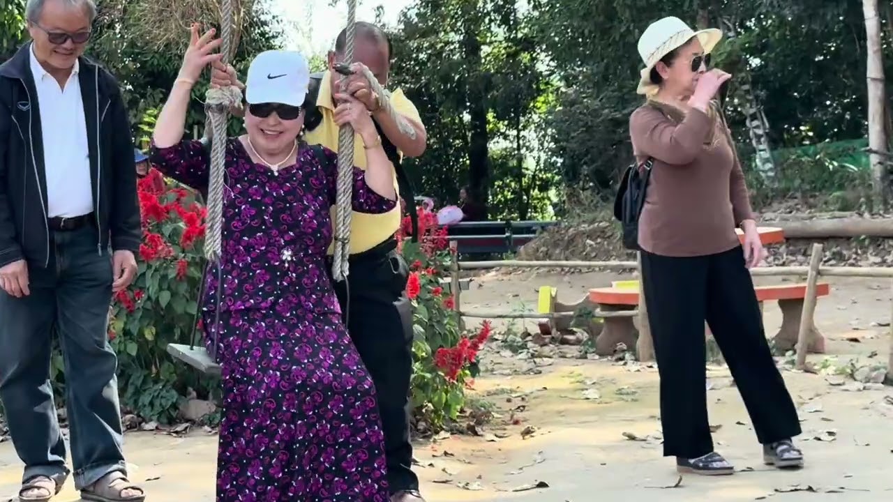 HmoobMeskas ua viav vias, dev tuav cos, tua hneev lom zem 