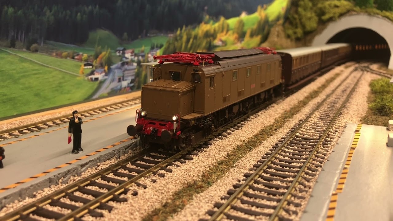 AIMX E 428 001 con carrozze ACME TRENO ACCELERATO.