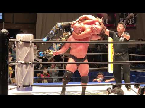 岡林裕二が長いアルゼンチンバックブリーカーを仕掛けるもHARASHIMAが耐えてスリーパーで返す DDT「D王 GRAND PRIX 2021 Ⅱ in Korakuen Hall」