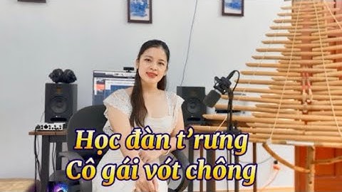 Học đàn t’rưng  bài cô gái vót chông. 