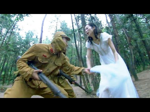 日軍欺負美女，怎料美女的男友是功夫大師，出手狠狠訓斥他們！