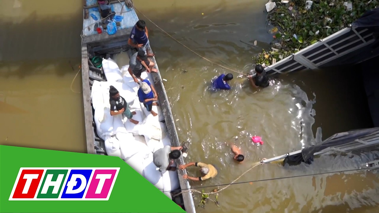 Cần Thơ: Sập cầu, xe tải chở hàng chục tấn gạo rơi xuống sông | THDT