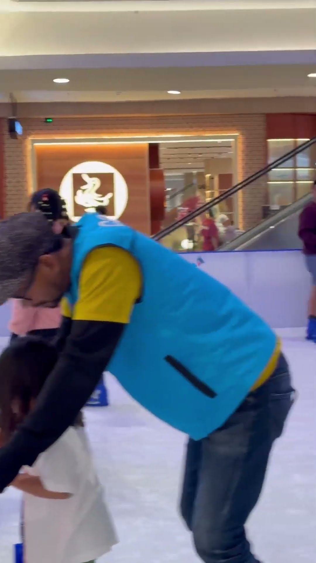 LEIKA LAGI ICE SKATING DI MALL SERU BANGET, SIAPA YANG KANGEN LEIKA MAIN SEPATU RODA? #leika #shorts