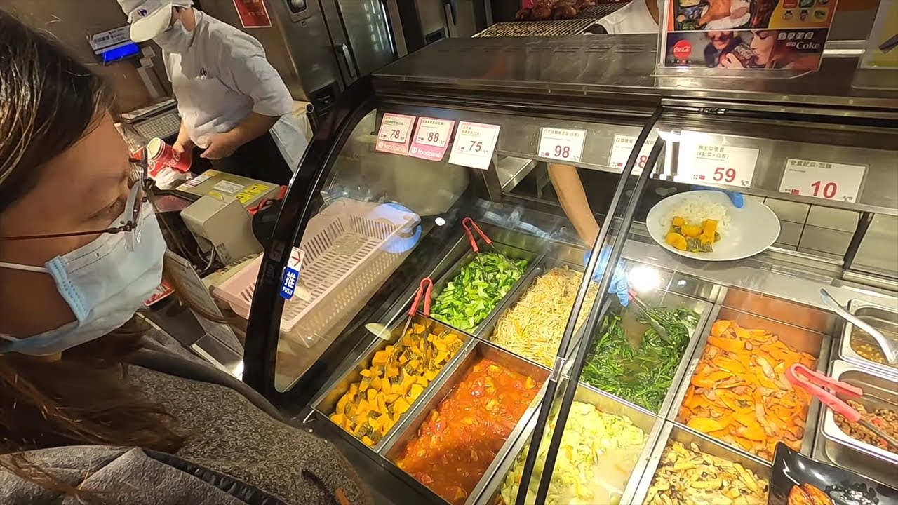 在家樂福吃午餐 75元古早味排骨便當｜可口可樂機可續杯