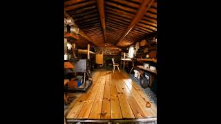 Why did Dick Proenneke use a gravel floor instead of a wooden one?